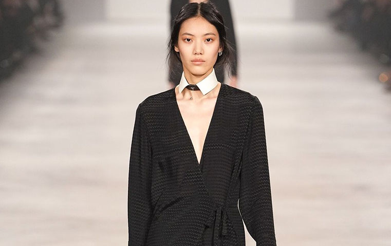 هذا رأينا بأول مجموعة لفندي من تصميم ماريا غراتسيا كيوري